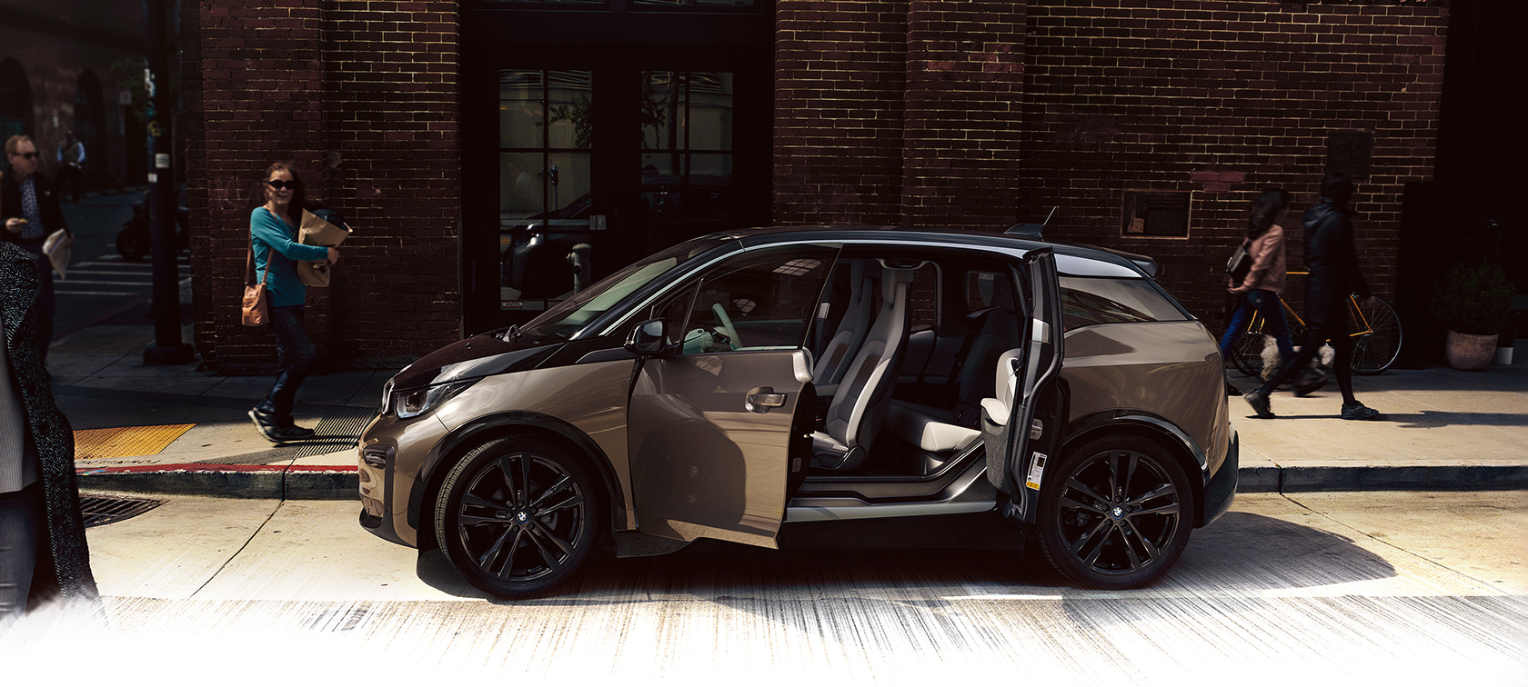 BMW i3: vista lateral izquierda con puertas abiertas BMW i3: vista lateral izquierda con puertas abiertas