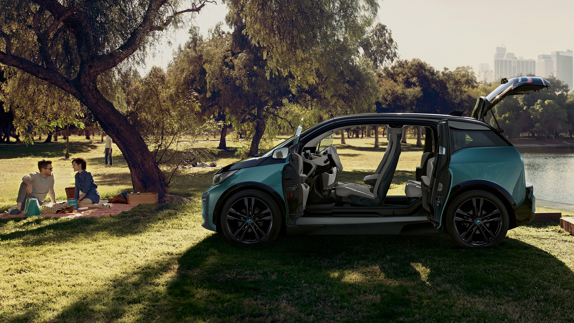 BMW i3 2018 Vista del lateral con las puertas abiertas BMW i3 I01 2018 Jucarobeige con detalles Frozen Grey metalizado, vista lateral con las puertas abiertas