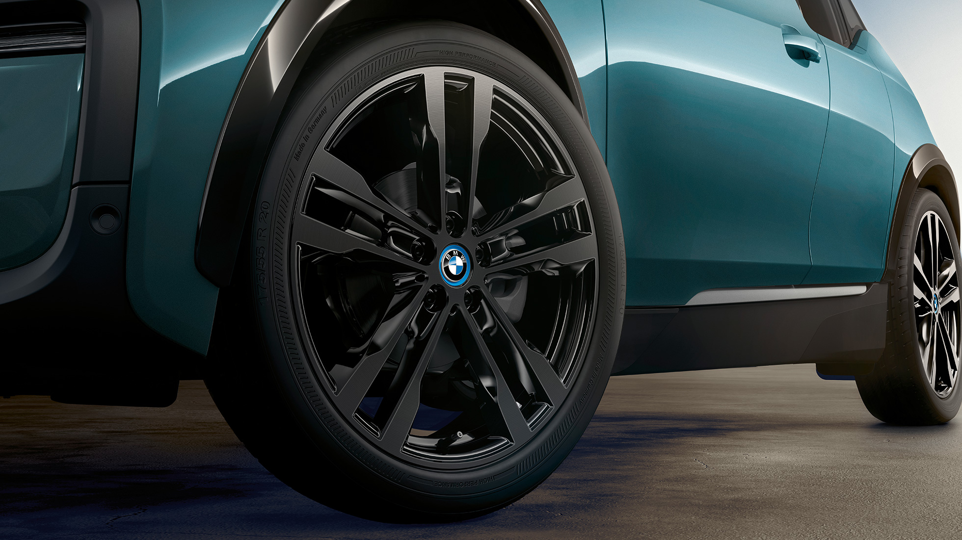 BMW i3 2018 Llanta de aleación ligera BMW i3 I01 2018 Jucarobeige con detalles Frozen Grey metalizado, primer plano, llanta de aleación ligera