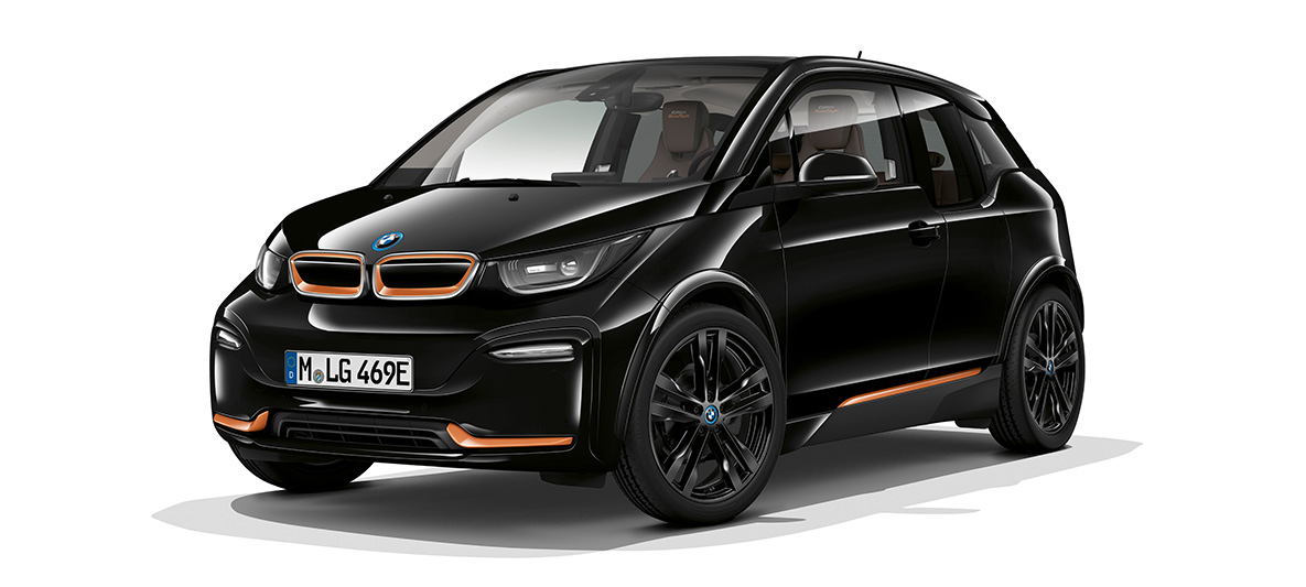 BMW i3s Edition RoadStyle 2019 Vista de tres cuartos del frontal BMW i3s Edition RoadStyle 2019 I01 Fluid Black con detalles E-Copper, vista de tres cuartos del frontal