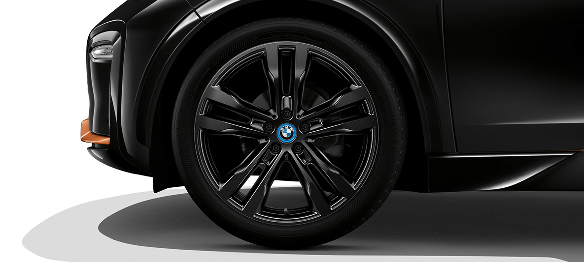 BMW i3s Edition RoadStyle 2019 Lateral del frontal con llanta BMW i3s Edition RoadStyle 2019 I01 Fluid Black con detalles E-Copper, lateral del frontal con llantas