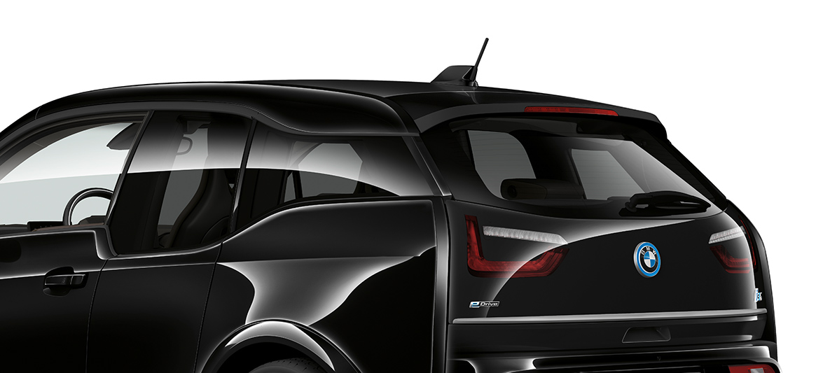 BMW i3s Edition RoadStyle 2019 Vista de tres cuartos de la zaga BMW i3s Edition RoadStyle 2019 I01 Fluid Black con detalles E-Copper, vista de tres cuartos de la zaga