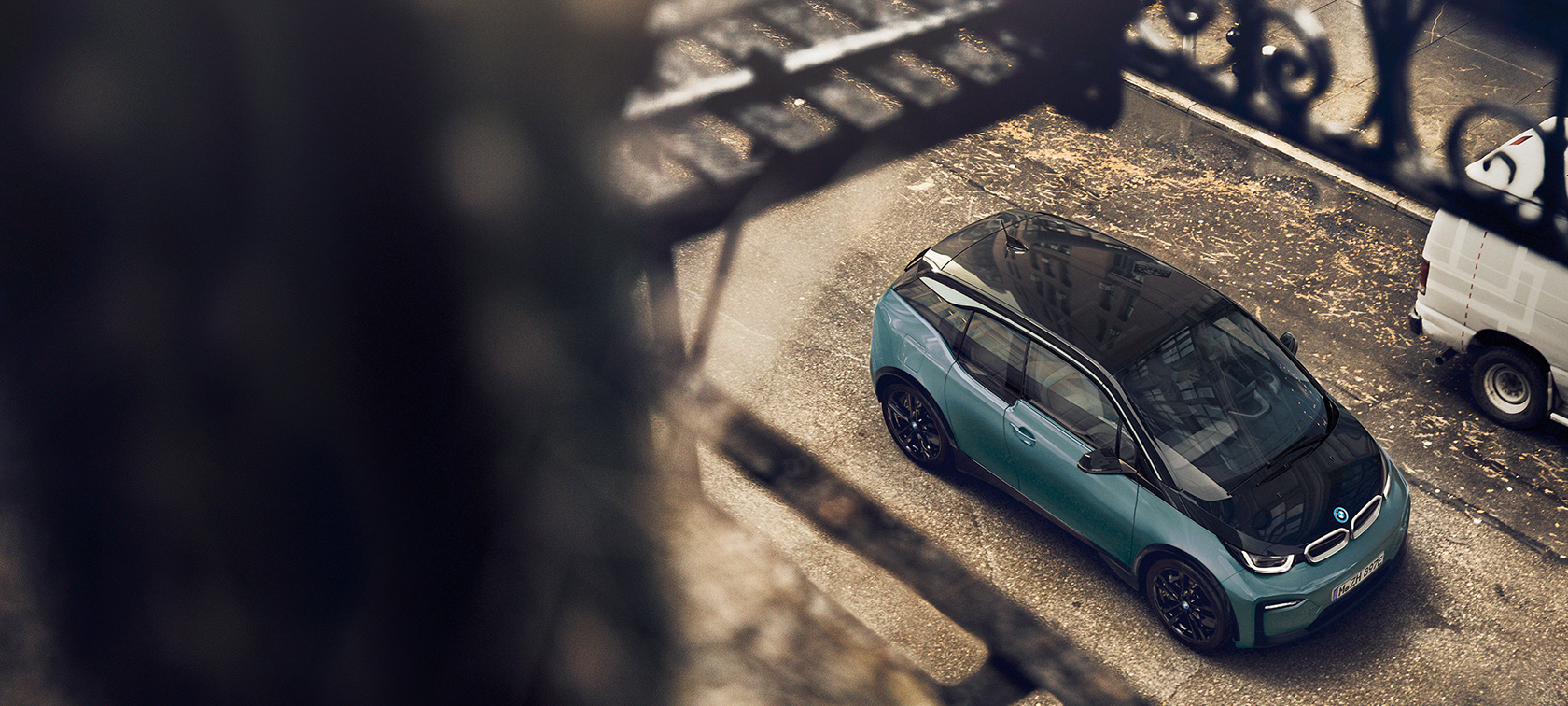 BMW i3 2018 Vista aérea BMW i3 I01 2018 Jucarobeige con detalles Frozen Grey metalizado, vista aérea, techo de carbono