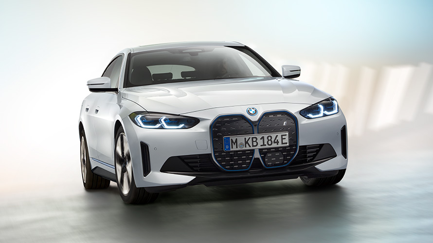 Experimenta la precisión y dinamismo del carro eléctrico i4 Vista frontal del auto eléctrico BMW i4