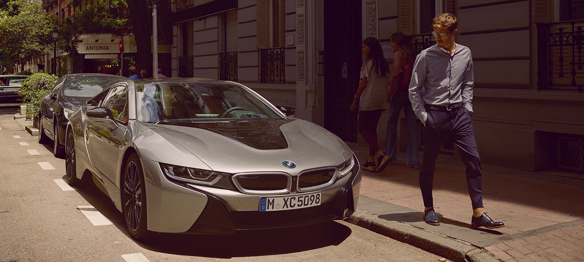 BMW i8 Coupé: Dinamismo espectacular Vista delantera 3/4 del carro de lujo BMW i8 Coupé