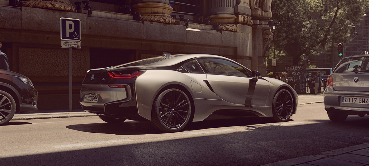 i8 Coupé: Futurista hasta el más minimo detalle Vista trasera 3/4 del coche de lujo i8 Coupé