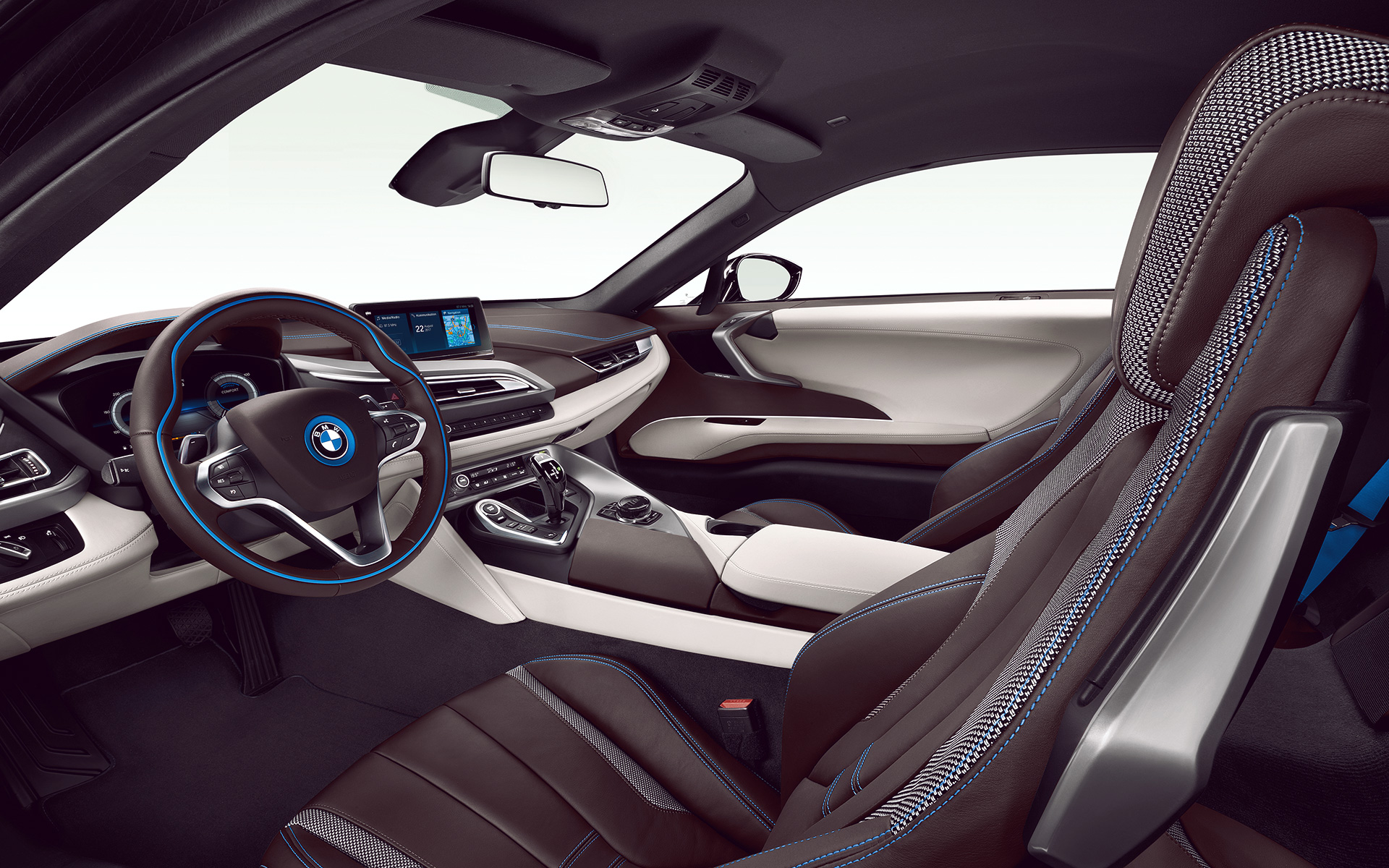 BMW i8: detalle de interiores, asientos, volante y transmisión automática BMW i8: detalle de interiores, asientos, volante y transmisión automática