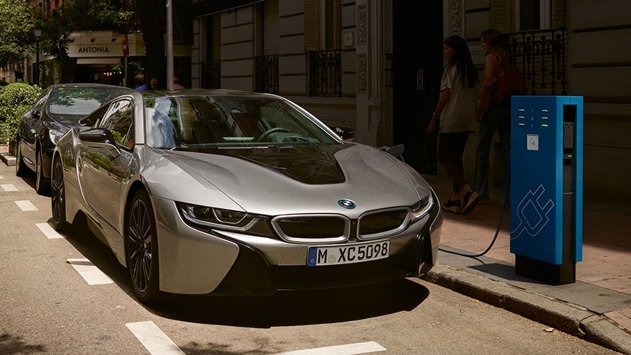 Localiza el puntos de carga directamente en tu BMW i8 Coupé Frente del auto híbrido enchufable i8 Coupé