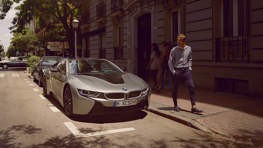 Auto híbrido BMW i8 estacionado en la calle