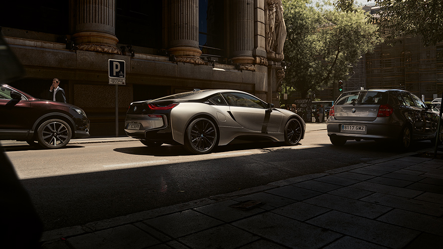 Vista lateral trasera del coche híbrido BMW i8