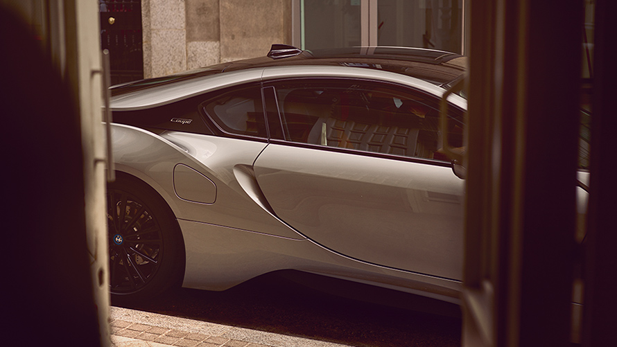 Vista lateral del coche híbrido i8