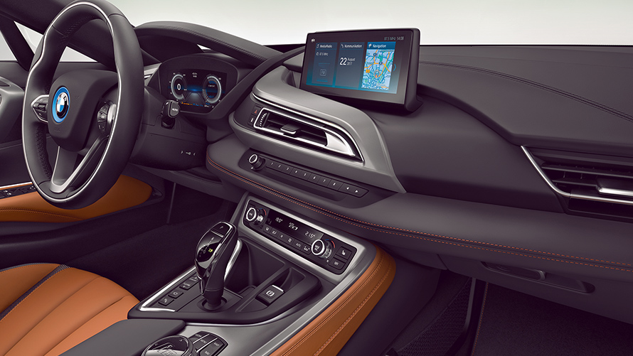 Tablero de comandos del auto híbrido en México i8