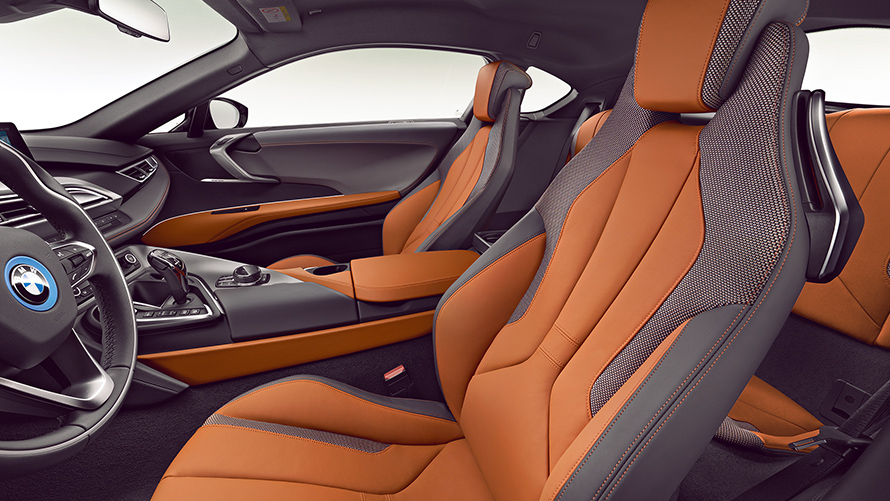 Asientos ergonómicos del auto híbrido en México i8