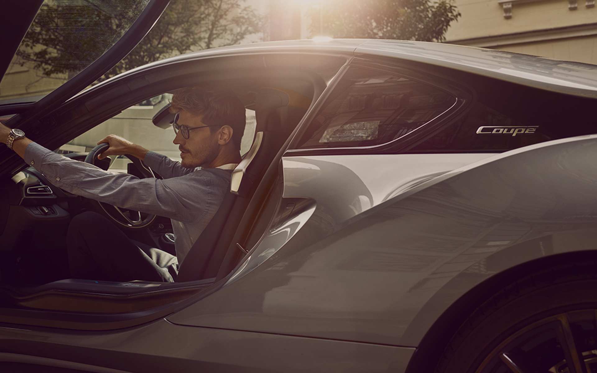 Vista lateral del auto híbrido en México i8