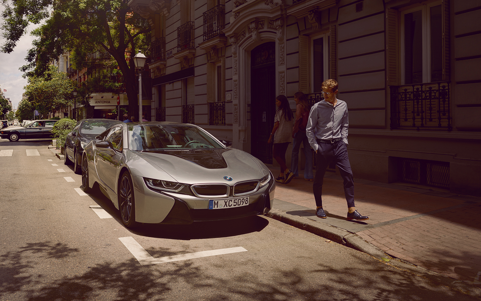 Auto híbrido BMW i8 estacionado en la calle