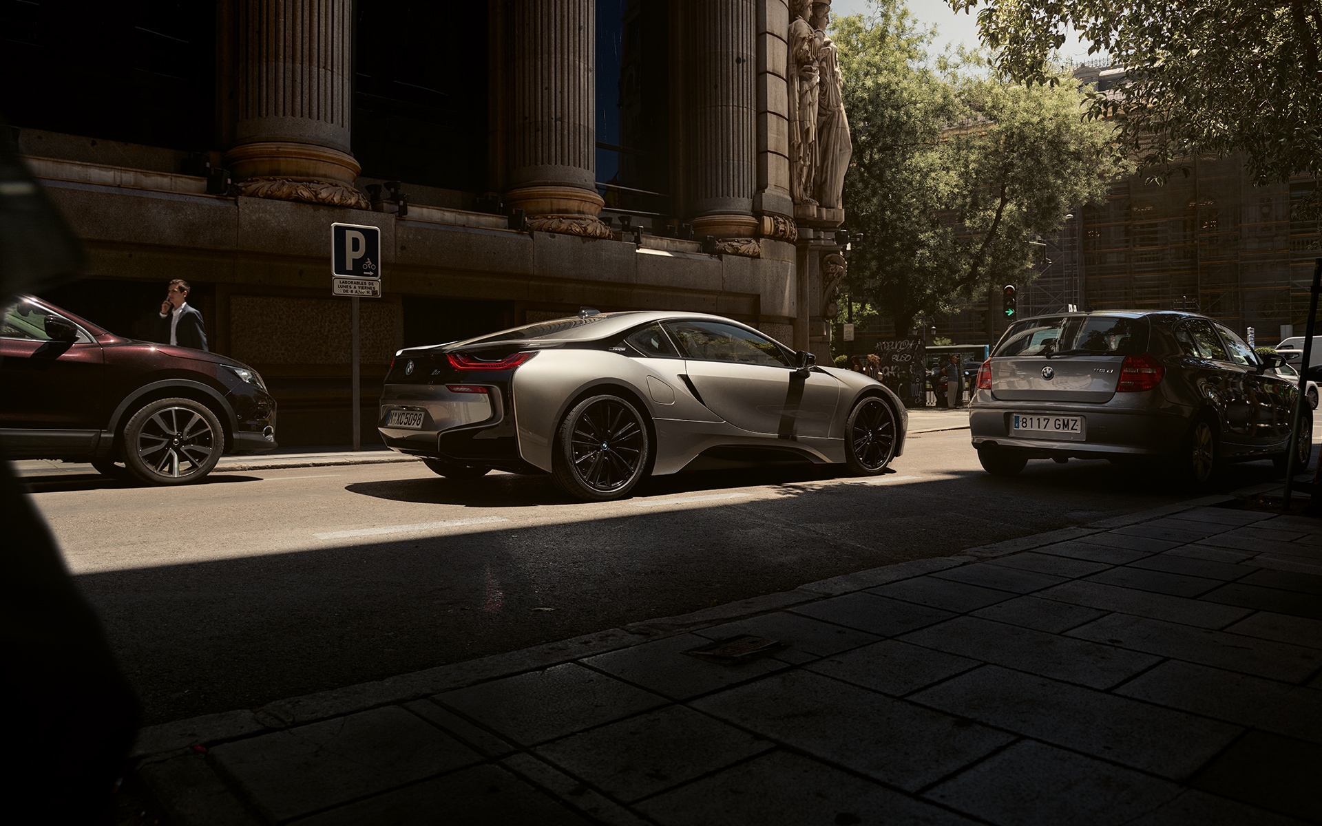 Vista lateral trasera del coche híbrido BMW i8