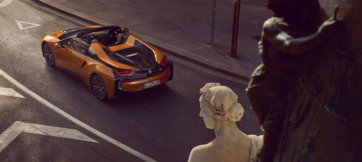 i8 Roadster: Bienvenido al futuro Vista desde arriba del convertible BMW i8 Roadster