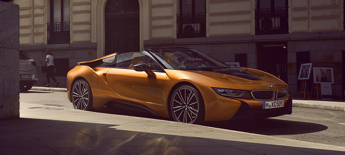 Diseño dinámico del i8 Roadster Vista 3/4 del coche híbrido BMW i8 Roadster
