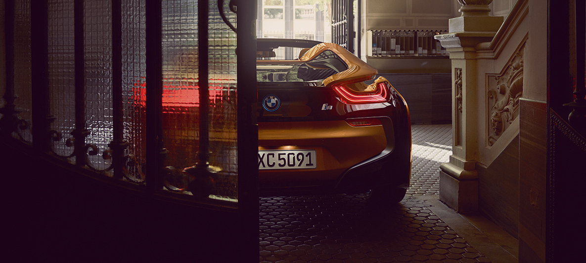 BMW i8 Roadster: Máxima libertad Vista trasera del coche híbrido i8 Roadster