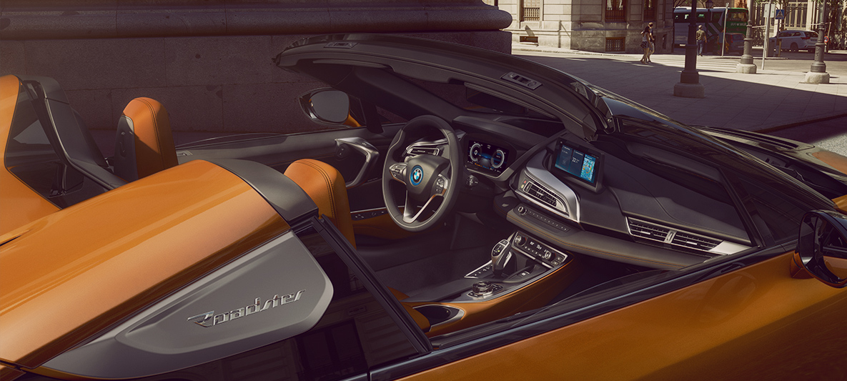 Distintivo Black Belt que emerge del capó Interior del convertible BMW i8 Roadster