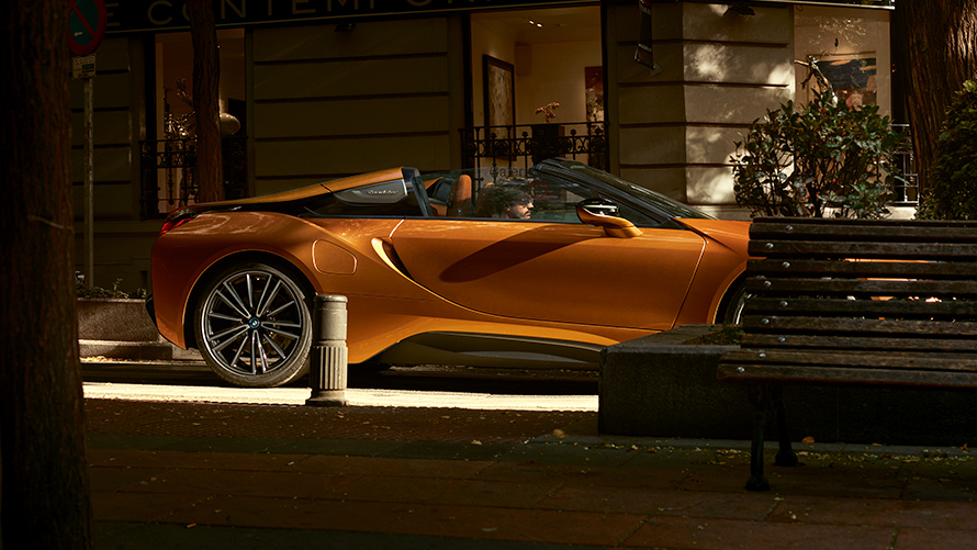 Máxima seguridad con tu nuevo híbrido i8 Roadster Costado del carro de lujo BMW i8 Roadster