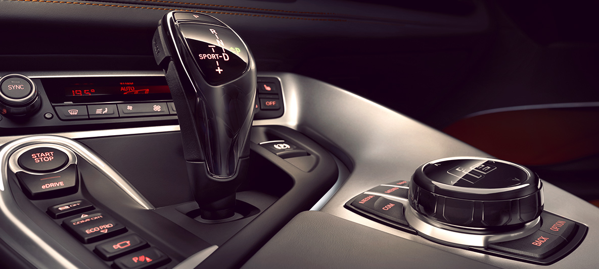 Comandos del i8: Intuitivos y claros Comandos del auto de lujo i8 Roadster