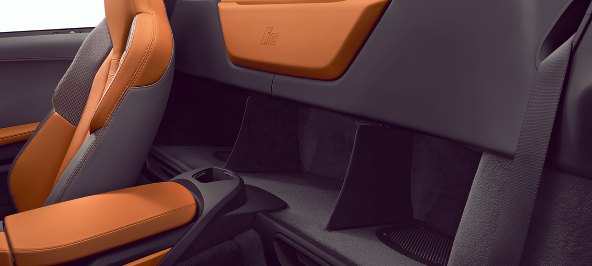 Almacenamiento detrás de los asientos del i8 Almacenamiento adicional del carro deportivo i8 Roadster