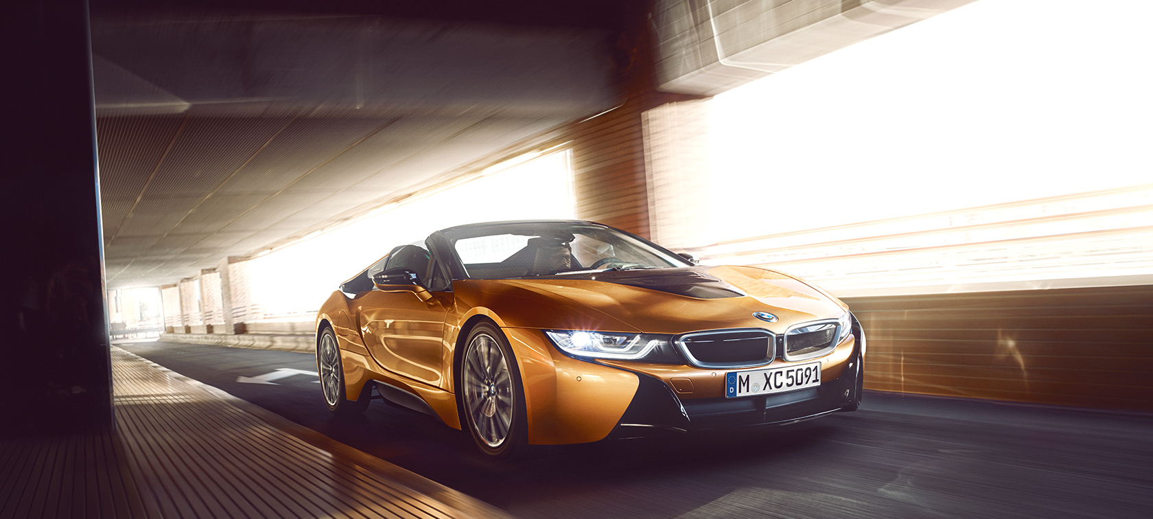 BMW i8 Roadster avanzando por la carretera