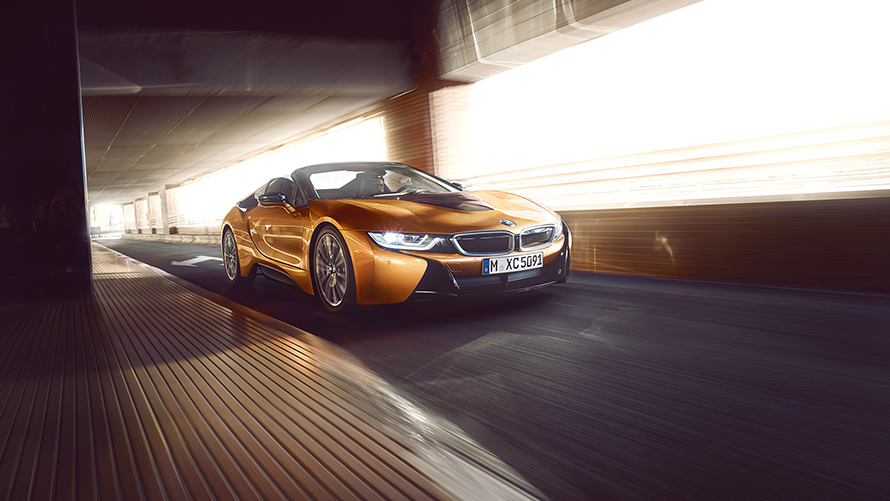 Vista lateral del increíble auto coupé i8 Roadster