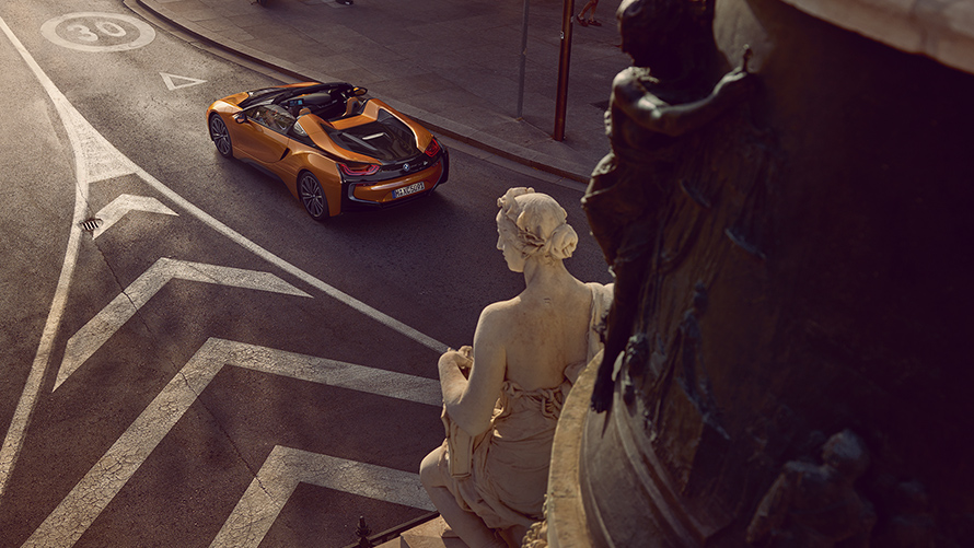 Vista posterior del increíble coche coupé i8 