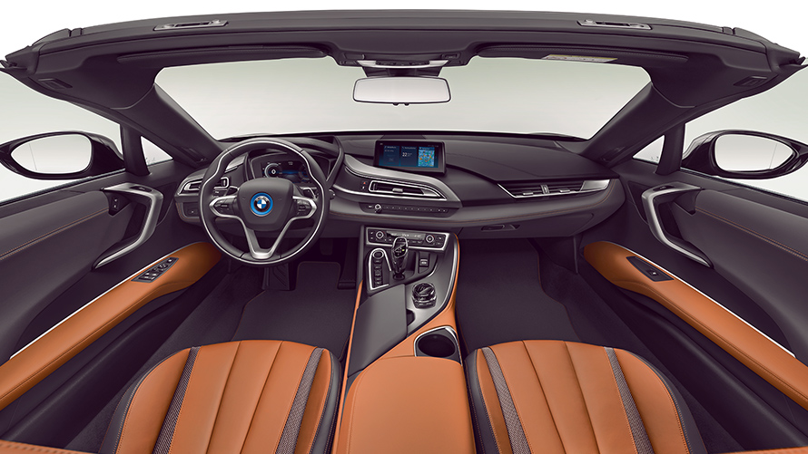 Vista interior del tablero auto convertible i8