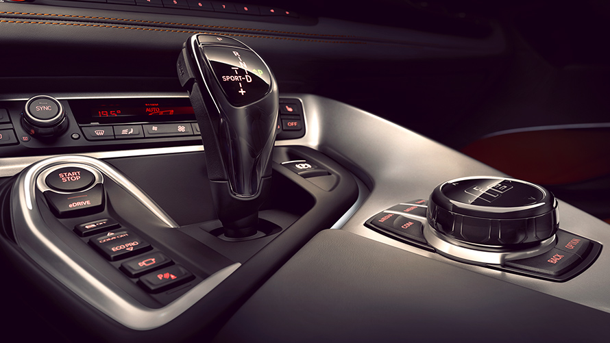 Vista interior de los controles de manejo coupé i8