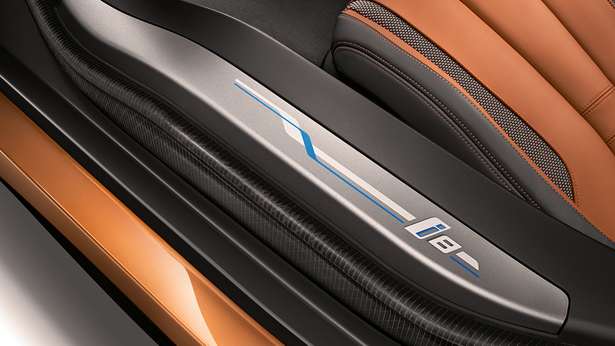 Vista interior detalles estéticos del coche convertible i8