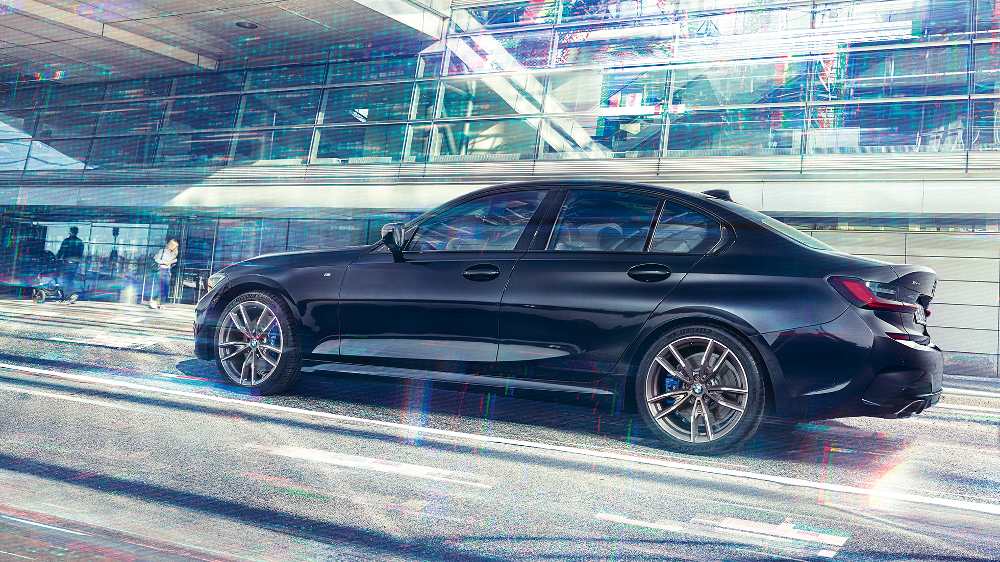 Vista del lateral BMW M340i xDrive Sedán BMW M340i xDrive Sedán G20 Black Sapphire metalizado, vista del lateral, en marcha