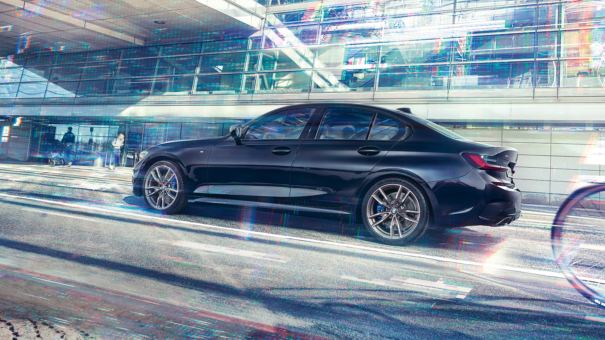Vista del lateral BMW M340i xDrive Sedán BMW M340i xDrive Sedán G20 Black Sapphire metalizado, vista del lateral, en marcha