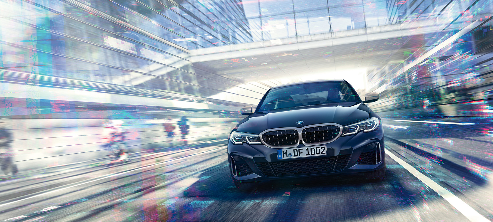 BMW M340i xDrive Sedán G20 Black Sapphire metalizado, vista del frontal, en marcha