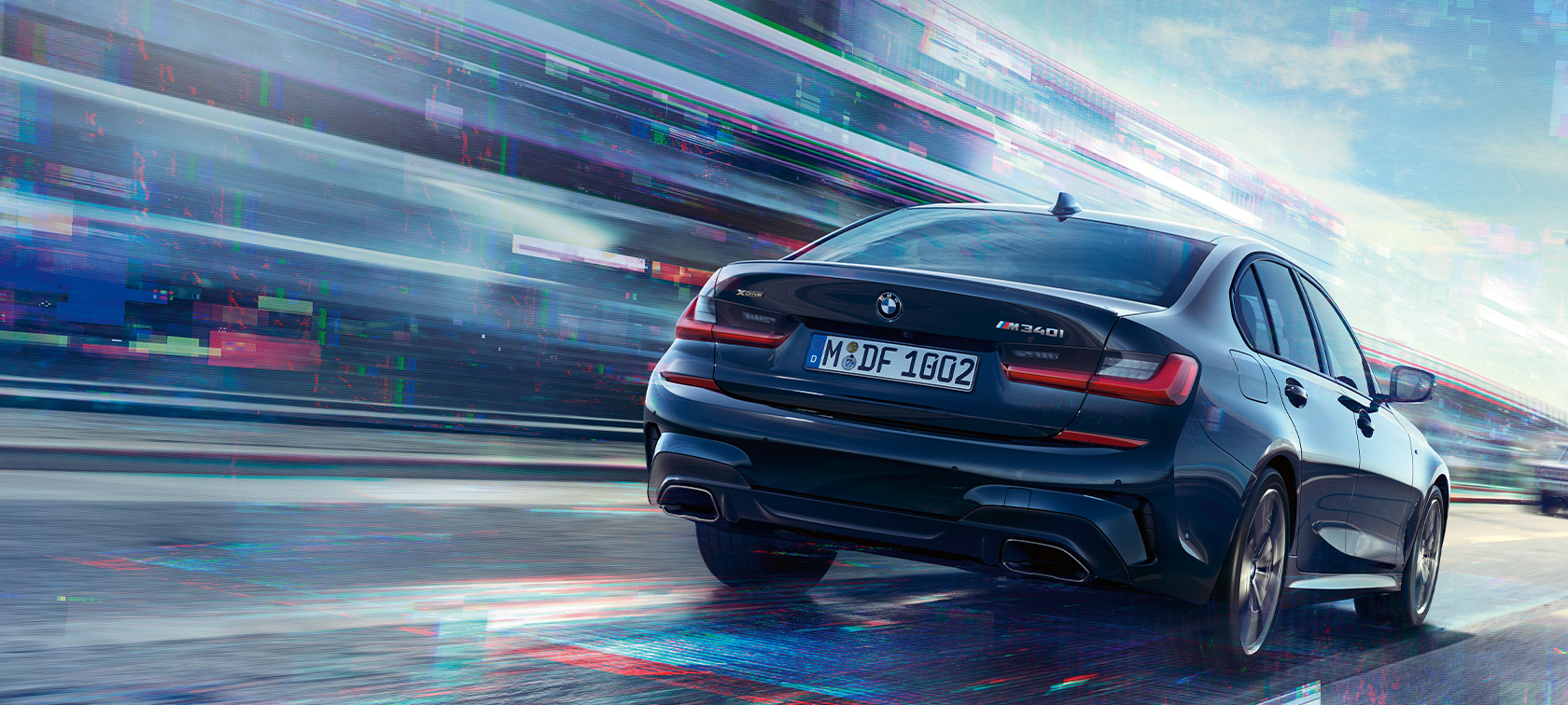 Vista trasera BMW M340i xDrive Sedán BMW M340i xDrive Sedán G20 Black Sapphire metalizado, vista trasera, en marcha