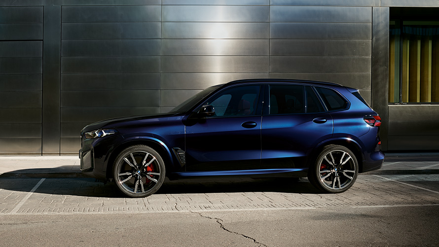 BMW X5 M60i xDrive G05 MP Vista lateral, parado BMW X5 M60i xDrive G05 MP Vista lateral, parado delante de un edificio