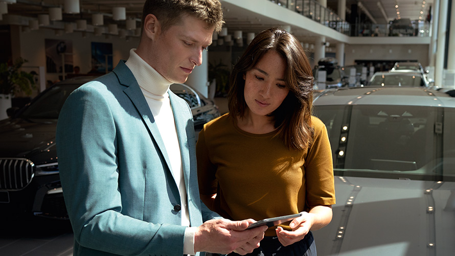Empleado de BMW asesora a una clienta Empleado de BMW asesora a una clienta