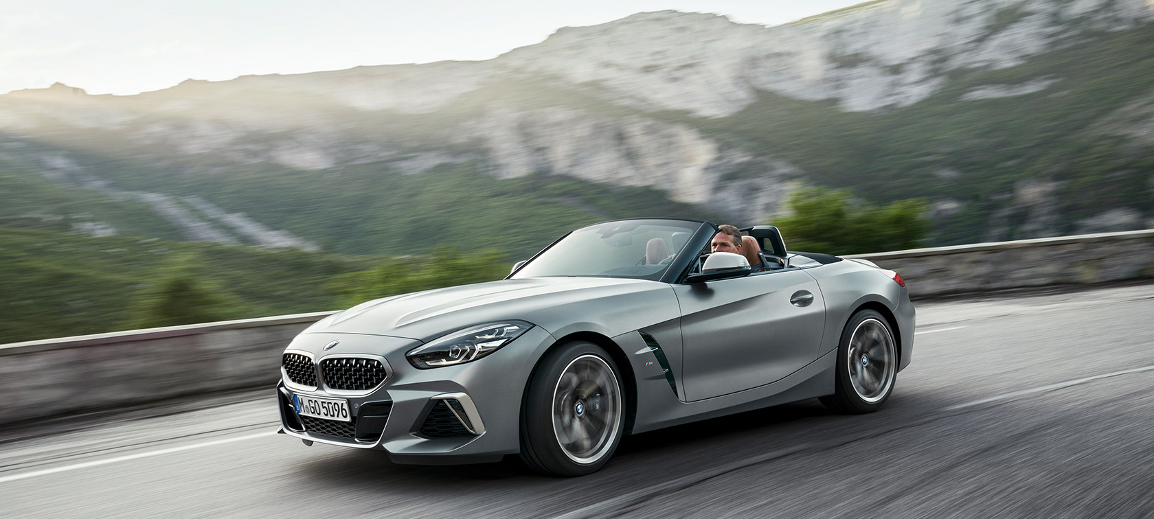 BMW Z4 M40i G29, en marcha con un paisaje montañoso de fondo BMW Z4 Roadster M40i G29 2019 Cabrio BMW Individual Frozen Grey metalizado, Grau, vista de tres cuartos del frontal, en marcha con un paisaje montañoso de fondo