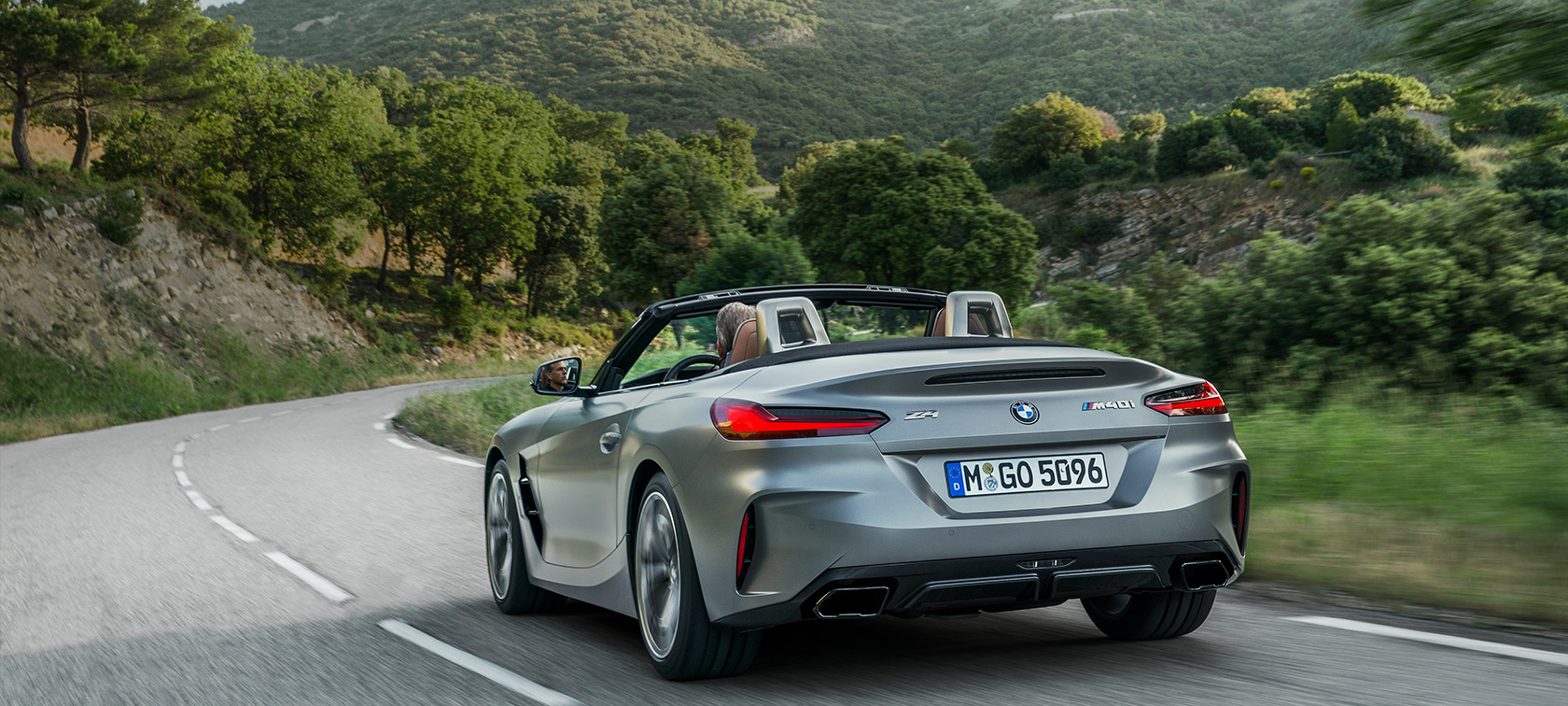 Vista de tres cuartos de la parte trasera BMW Z4 M40i G29 BMW Z4 M40i G29 2019 Cabrio BMW Individual Frozen Grey metalizado, vista de tres cuartos de la zaga