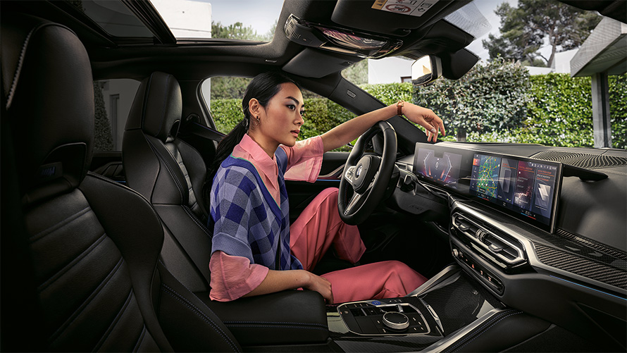 Interior con mujer en el asiento del conductor BMW i4 M50 G26 2021 BMW i4 M50 G26 2021 Interior con mujer en el asiento del conductor