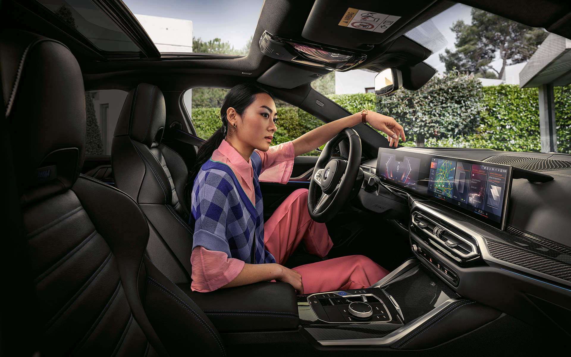 BMW i4 M50 G26 2021 Interior con mujer en el asiento del conductor