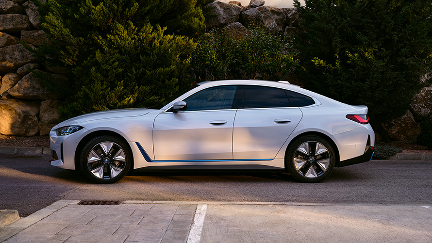 BMW i4 eDrive40 G26 2021 Mineralweiss Vista de tres cuartos del frontal, parado delante del agua