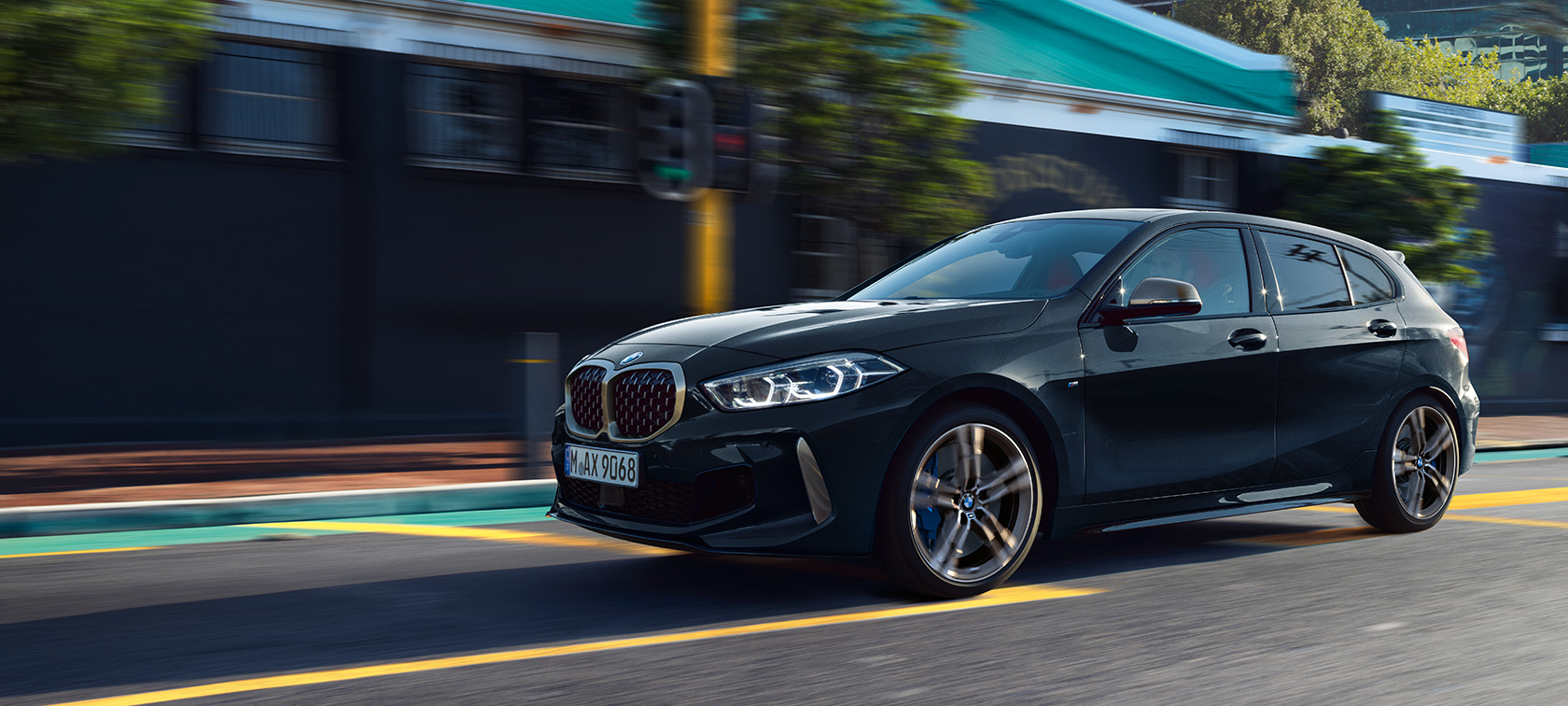 El nuevo BMW M135i xDrive Vista lateral de tres cuartos del nuevo BMW M135i xDrive en Black Sapphire metallic.
