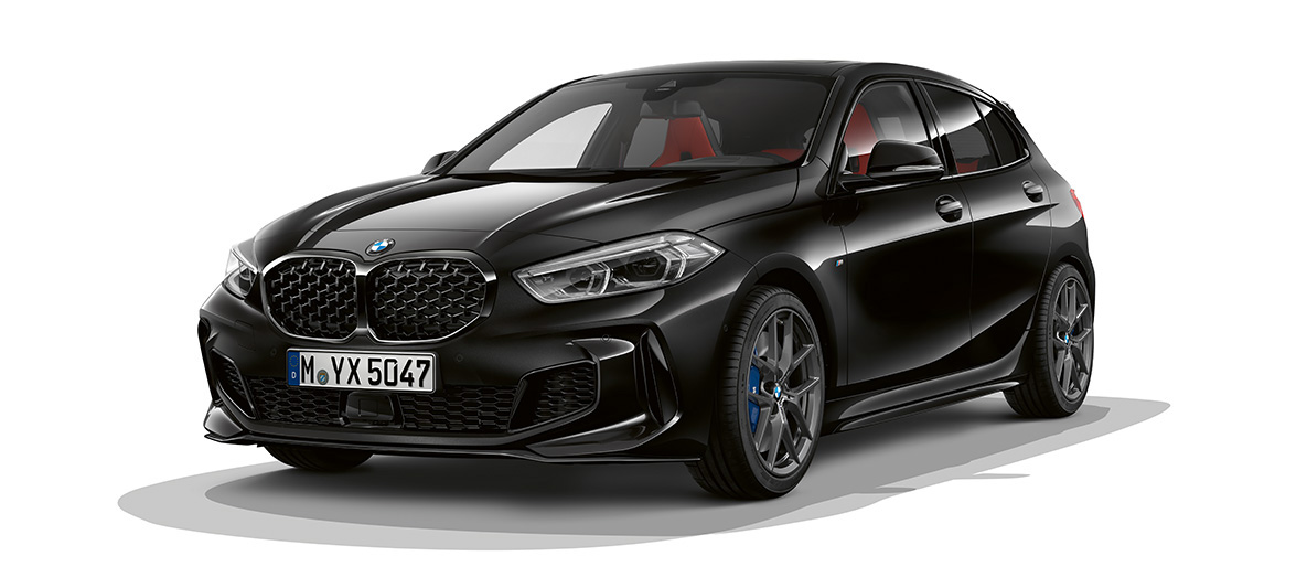 BMW M135i xDrive (F40) paquete M Performance BMW M135i xDrive (F40) en Black Sapphire metalizado con paquete M Performance, vista de tres cuartos del frontal