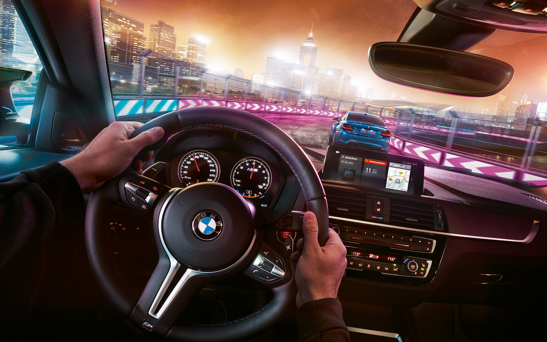 BMW M2 Competition cockpit Dos BMW M2 Competition, compitiendo de noche, vista desde el cockpit.