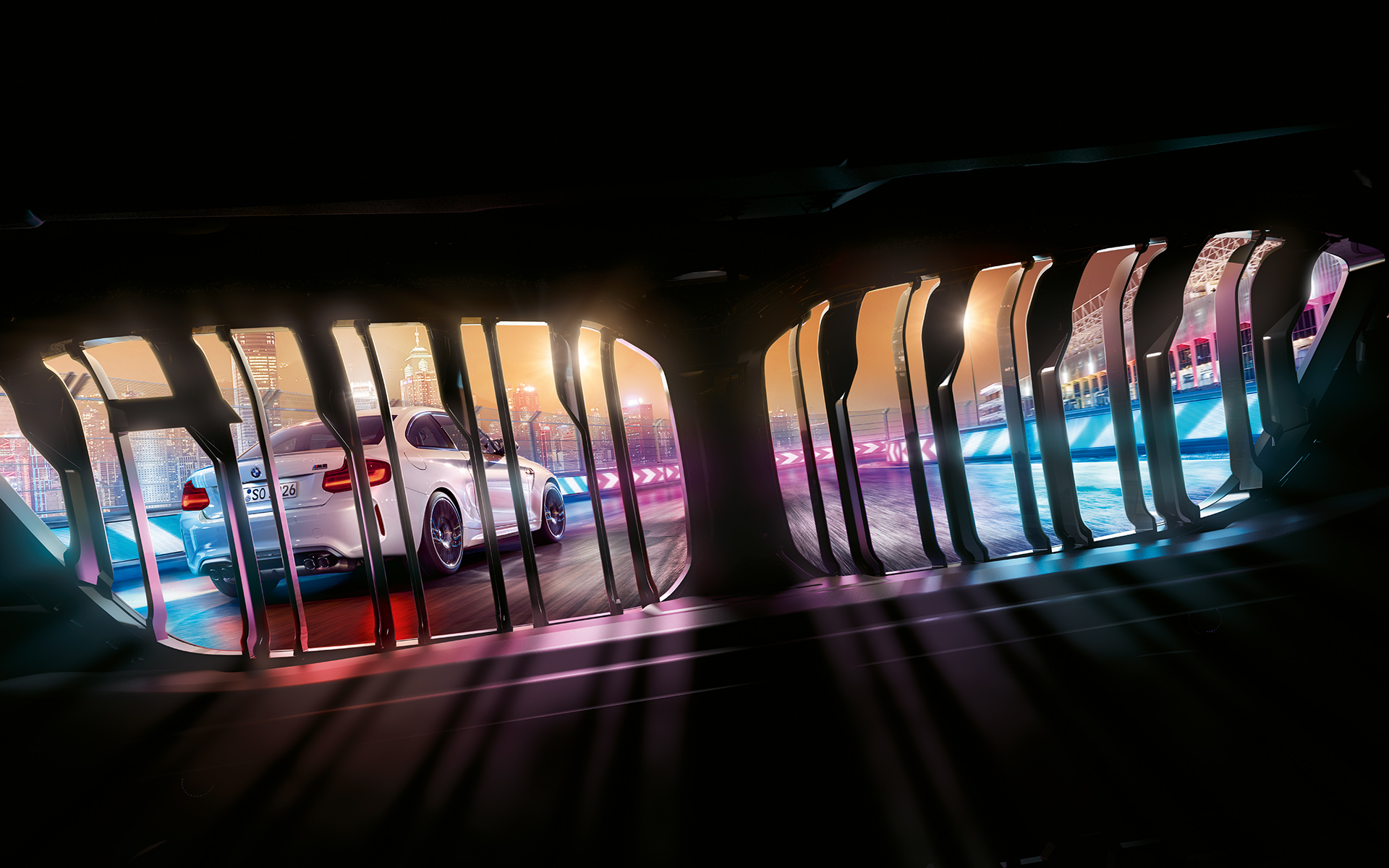 Parrilla BMW M2 Competition. Vista a través de la parrilla del BMW M2 Competition en la pista de carreras, de noche