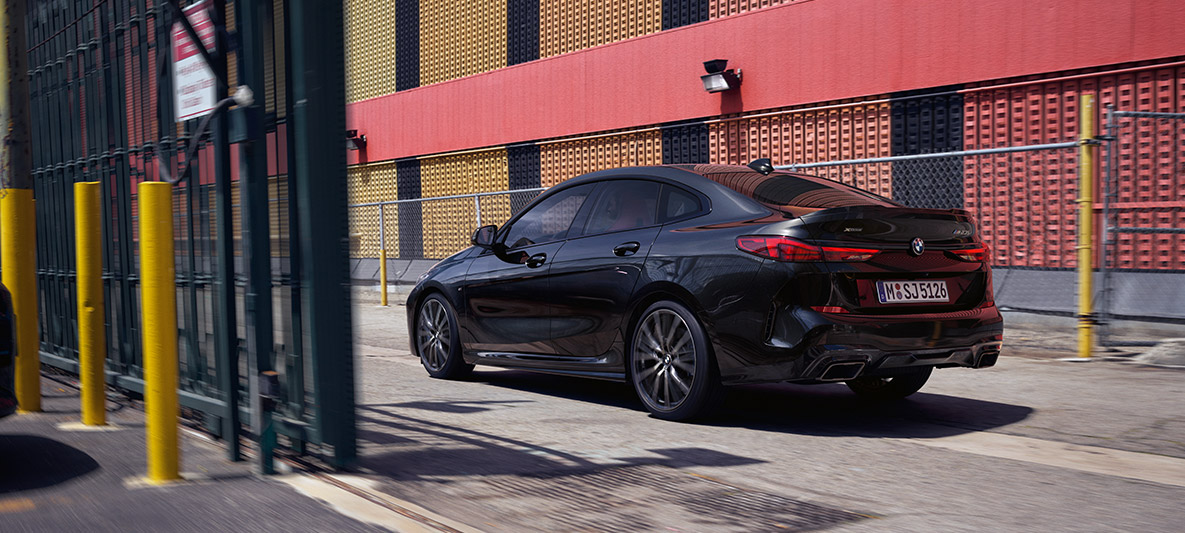 Paquete M Performance del BMW M235i xDrive Gran Coupé Vista lateral de tres cuartos del paquete M Performance del BMW M235i xDrive Gran Coupé Black Sapphire metálico F44