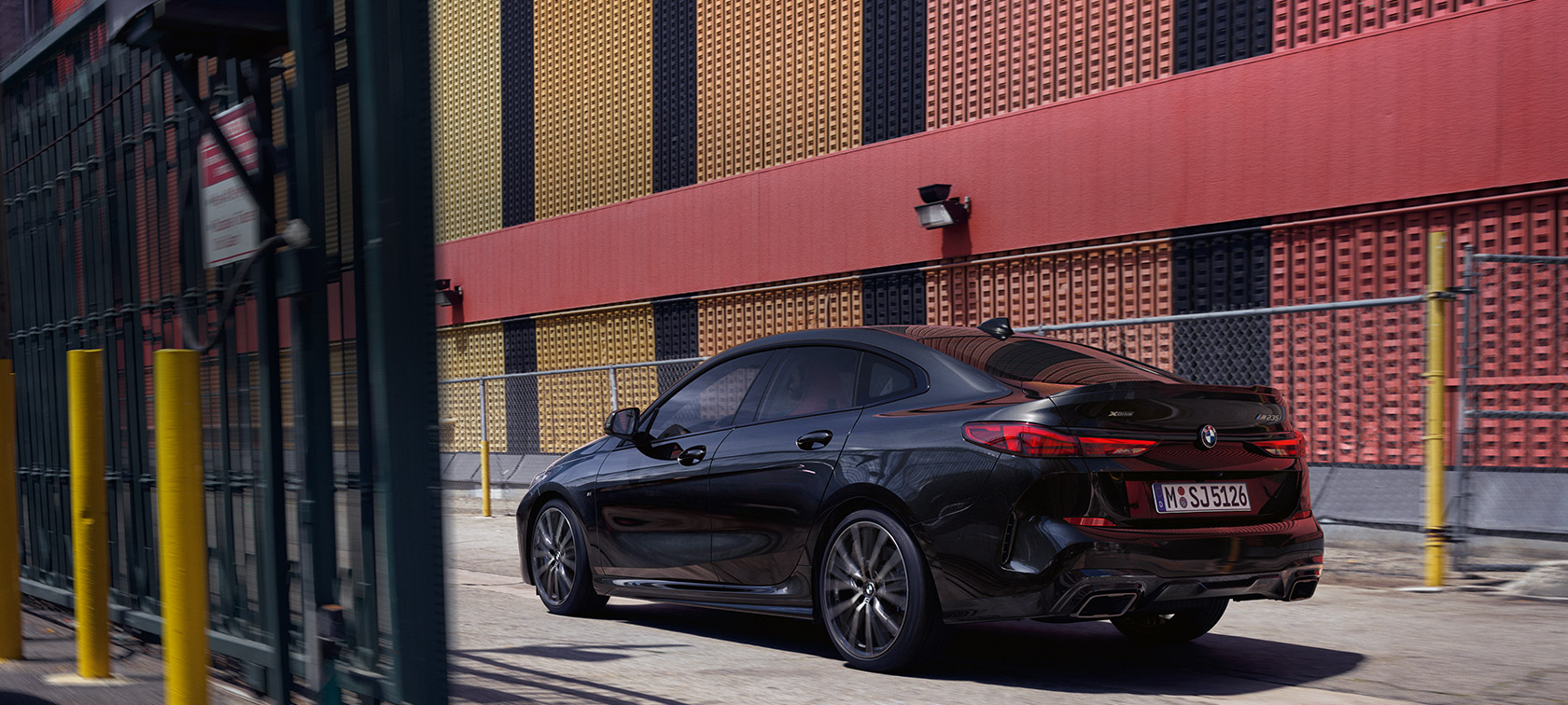 Vista lateral de tres cuartos del BMW M235i xDrive Gran Coupé Vista lateral de tres cuartos del BMW M235i xDrive Gran Coupé Black Sapphire metálico F44